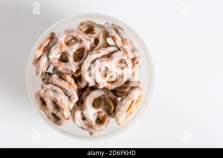 Bretzels salés enrobés de chocolat blanc, une friandise de Noël Banque D'Images