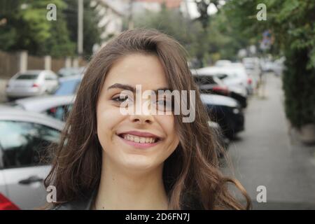 Portrait d'une jeune fille adolescente avec de longs cheveux la rue Banque D'Images