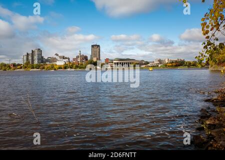 Ottawa (Ontario), Canada - le 8 octobre 2020 : une vue de la rive de la rivière des Outaouais montre la région de Hull, à Gatineau (Québec), y compris le M canadien Banque D'Images