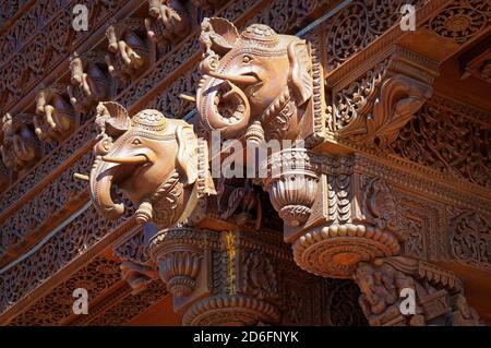 TORONTO, CANADA - 06 26 2016 : une partie de la décoration de BAPS Shri Swaminarayan mandir à Toronto, Canada. Ce temple est un lieu hindou traditionnel de Banque D'Images