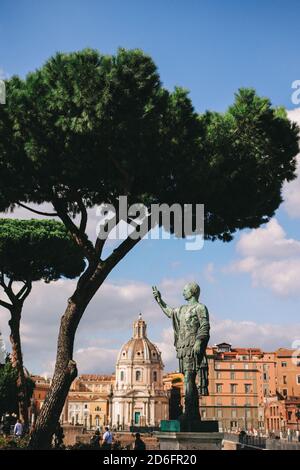 Photo verticale d'une statue de l'empereur Marcus Nerva à Rome, Italie Banque D'Images