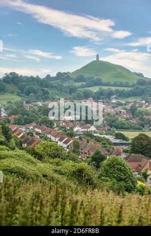 Mystérieuse Tor de Glastonbury surplombant la ville idyllique de Glastonbury. Loin de tous les touristes. Copier l'espace. Banque D'Images