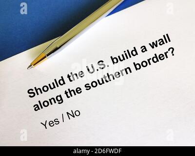 Une personne répond à une question sur l'immigration.il pense si les États-Unis devraient construire un mur le long de la frontière sud. Banque D'Images