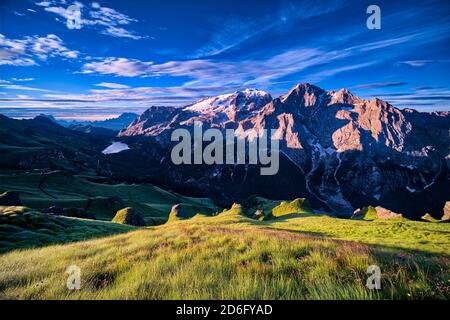 Vue panoramique sur le paysage montagneux des dolomiti autour du lac Fedaia, Lago di Fedaia, et le sommet de Marmolata, Marmolada au lever du soleil. Banque D'Images