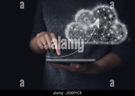 Tablette tactile avec flèche pour un cloud computing à faible teneur en poly géométrique. Le concept de travailler avec le stockage Cloud sur le réseau Banque D'Images