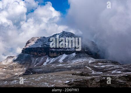 Le sommet de Piz Boè, la plus haute montagne du Groupe Sella, depuis le plateau de Sass Pordoi, les nuages d'orage sombre se déplaçant. Banque D'Images