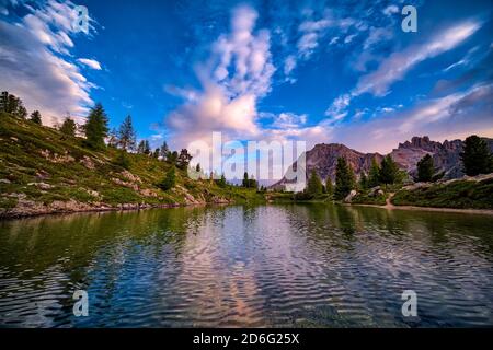 Vue panoramique sur le lac Limedes, Lago di Limides, le sommet de Lagazuoi au loin. Banque D'Images