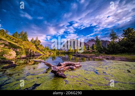 Vue sur le lac Limedes, Lago di Limides, le sommet de Lagazuoi au loin. Banque D'Images