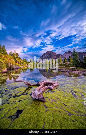 Vue sur le lac Limedes, Lago di Limides, le sommet de Lagazuoi au loin. Banque D'Images