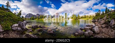 Vue panoramique sur le lac Limedes, Lago di Limides, le sommet de Lagazuoi au loin. Banque D'Images