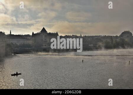 Misty Morning à Prague, République Tchèque. Vue depuis le pont Charles jusqu'à la Vltava et le Théâtre national en arrière-plan. Banque D'Images