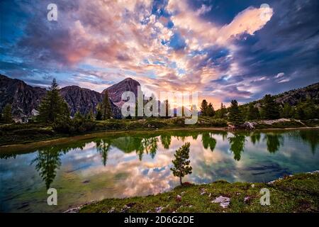 Vue sur le lac de Limedes, Lago di Limides, le sommet de la formation rocheuse Tofane au loin, au lever du soleil. Banque D'Images