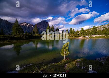 Vue sur le lac de Limedes, Lago di Limides, le sommet de la formation rocheuse Tofane au loin. Banque D'Images