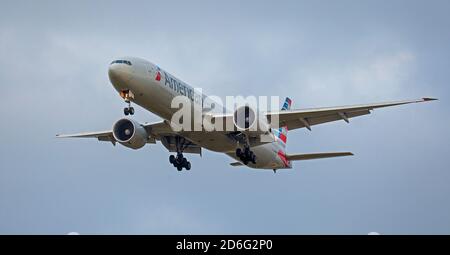 American Airlines Boeing 777 N724AN sur l'approche finale de Londres-Heathrow Aéroport LHR Banque D'Images