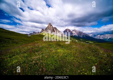 Sommet de la montagne la Gusella, situé au col de Giau, Passo Giau, vu à travers les pâturages verts. Banque D'Images