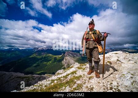 Un acteur habillé comme un premier soldat de la guerre mondiale au sommet de Mt. Lagazuoi, connu pour ses tunnels de guerre, au-dessus du col de Falzarego, Passo di Falzarego. Banque D'Images