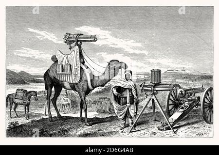 Une vieille gravure montrant l'utilisation de fusils Gatling en service en Égypte. Il est issu d'un livre victorien d'ingénierie mécanique des années 1880. L'illustration montre un pistolet monté à l'arrière d'un chameau. Le fusil Gatling est une arme à feu rapide inventée en 1861 par l'américain Richard Jordan Gatling et précurseur de la mitrailleuse moderne. L'une des armes à feu rapide les plus connues, le fusil Gatling a d'abord été utilisé au combat pendant la guerre de Sécession. Le fonctionnement du pistolet de Gatling est centré sur une conception à plusieurs cylindres à manivelle et rotation. Il a permis des taux d'incendie rapides sans la surchauffe des barils. Banque D'Images