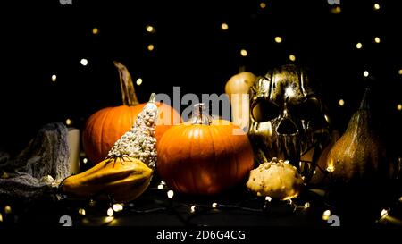 Halloween citrouille dans un paysage effrayant d'automne la nuit. Citrouilles, masque effrayant, lumières, araignées et toile d'araignée. Banque D'Images