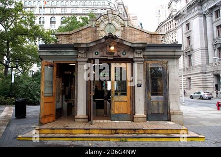 Entrée du métro de la station Bowling Green, connue sous le nom de Battery Park Control House, construite en 1905, New York, NY, États-Unis Banque D'Images