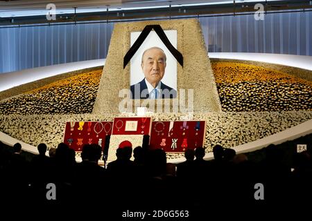 Tokyo, Japon. 17 octobre 2020. Les cendres de l'ancien Premier ministre japonais Yasuhiro Nakasone à l'intérieur d'une boîte blanche sont exposées lors de ses funérailles au Grand Prince Hotel Shin Takanawa. Nakasone a été premier ministre du Japon et président du Parti libéral-démocrate de 1982 à 1987. Les funérailles, qui ont coûté environ 190 millions de yens, sont réparties également entre le Parti libéral-démocrate et le gouvernement japonais, faisant l'objet de critiques après avoir approuvé l'utilisation d'environ 96 millions de yens des fonds de réserve pour l'exercice 2020 pour couvrir les coûts. Il était prévu pour mars mais a été reporté en raison du roman corona Banque D'Images