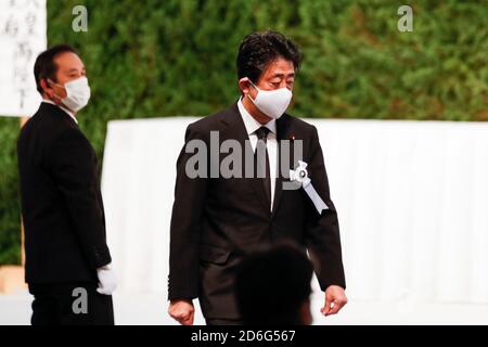Tokyo, Japon. 17 octobre 2020. L'ancien Premier ministre japonais Shinzo Abe assiste aux funérailles de l'ancien Premier ministre Yasuhiro Nakasone au Grand Prince Hotel Shin Takanawa. Nakasone a été premier ministre du Japon et président du Parti libéral-démocrate de 1982 à 1987. Les funérailles, qui ont coûté environ 190 millions de yens, sont réparties également entre le Parti libéral-démocrate et le gouvernement japonais, faisant l'objet de critiques après avoir approuvé l'utilisation d'environ 96 millions de yens des fonds de réserve pour l'exercice 2020 pour couvrir les coûts. Il était prévu pour mars mais a été reporté en raison du nouveau coronavirus PAN Banque D'Images