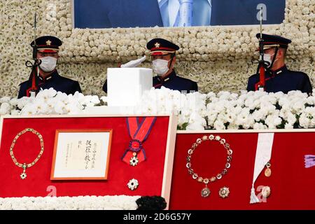 Tokyo, Japon. 17 octobre 2020. Les cendres de l'ancien Premier ministre japonais Yasuhiro Nakasone à l'intérieur d'une boîte blanche sont exposées lors de ses funérailles au Grand Prince Hotel Shin Takanawa. Nakasone a été premier ministre du Japon et président du Parti libéral-démocrate de 1982 à 1987. Les funérailles, qui ont coûté environ 190 millions de yens, sont réparties également entre le Parti libéral-démocrate et le gouvernement japonais, faisant l'objet de critiques après avoir approuvé l'utilisation d'environ 96 millions de yens des fonds de réserve pour l'exercice 2020 pour couvrir les coûts. Il était prévu pour mars mais a été reporté en raison du roman corona Banque D'Images