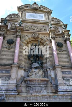 Fontaine Saint-Michel au quartier Latin par une journée ensoleillée. Paris, France. Banque D'Images