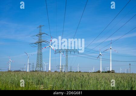 Lignes électriques, pylônes d'électricité et éoliennes vus en Allemagne Banque D'Images