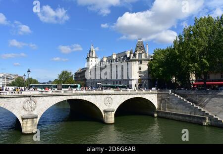 Paris, France. 14 août 2019. Pont Saint-Michel et Palais de Justice, vue de la place Saint-Michel, au quartier Latin, à l'Ile de la Cité. Banque D'Images