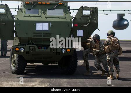 Les Marines des États-Unis, avec le 3d Battalion, 12e Marine Regiment, exécutent une infiltration rapide de High Mobility Artillery Rocket System à Iwo d'Okinawa, au Japon, dans le cadre de l'exercice Noble Fury, 10 octobre 2020. Après avoir parcouru plus de 800 miles à bord d'un KC-130J Super Hercules avec le Marine Aerial Refueler transport Squadron 152, le HImars a rapidement débarré, s'est déplacé vers un point de tir et a utilisé des informations de ciblage coordonnées pendant son vol. Après avoir réussi à atteindre la cible simulée, les Marines ont chargé le HImars à nouveau sur l'avion et se sont préparés pour la prochaine mission. Cette démonstration de fonctionnement Banque D'Images