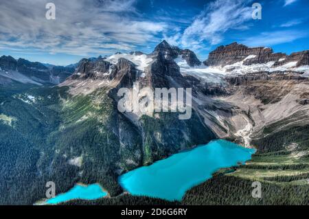 Mont Assiniboine avec Marvel Lake pris d'un hélicoptère. Banque D'Images