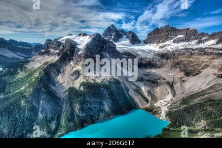 Mont Assiniboine avec Marvel Lake pris d'un hélicoptère. Banque D'Images