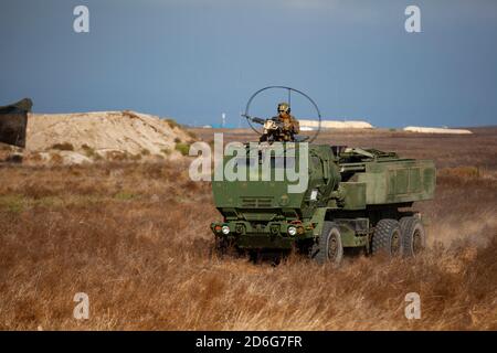 201010-M-UY835-1157 SAN CLEMENTE ISLAND, Californie (oct 10, 2020) – les Marines des États-Unis avec India Battery, Battalion Landing Team 1/4, 15e unité expéditionnaire maritime, pilotant un système d'artillerie à grande mobilité en position pour une mission de tir simulé lors d'un événement d'entraînement sur les feux expéditionnaires. Le HImars est un lance-roquettes monté sur camion, capable de frapper avec précision des cibles sur de longues distances. Le groupe de prêt amphibie de l'île de Makin et le 15e MEU mènent actuellement des opérations de routine dans l'est de l'océan Pacifique. (É.-U. Photo du corps marin par Cpl. Patrick Crosley) Banque D'Images