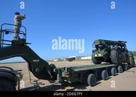 North Carolina National Guard (NCNG) 1452e combat Heavy Equipment transporter Compagnie de transport poursuivre leur mission en soutenant les soldats de la 82e division aéroportée de l'armée américaine à fort Bragg, Caroline du Nord, le 15 octobre 2020. Ici le Sgt NGNC. La 1re classe Derek Winfree, un conducteur de camion affecté au 1452e, guide au sol un véhicule qui aide à déplacer de l'équipement lourd des sites d'entraînement à travers le fort, ce qui a permis un redéploiement d'entraînement plus flexible pour les soldats aéroportés et une expérience précieuse pour les 1452e soldats. Banque D'Images