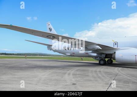 Un avion P-8 Poséidon de la Marine américaine avec l'escadron de patrouille 1 doit être ravitaillé lors d'un exercice conjoint de point d'armement et de ravitaillement (JFARP). Au cours de l'exercice Noble Fury 21, Marines, avec le 3e MLG, a établi et entretenu un JFARP à l'appui d'un avion P-8 de la marine américaine. Cet exercice a mis en évidence la survie et la létalité de l'équipe de la Marine et du corps des Marines dans un environnement maritime distribué. (É.-U. Photo du corps marin par PFC. Courtney A. Robertson) Banque D'Images