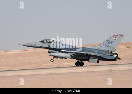 BASE AÉRIENNE DU PRINCE SULTAN, ROYAUME D'ARABIE SAOUDITE – UN contingent de F-16C combattant les faucons et du personnel de soutien du 77e Escadron de chasseurs expéditionnaires est arrivé à la base aérienne du Prince Sultan, Royaume d'Arabie saoudite, du 10 au 11 octobre 2020. L’escadron, connu sous le surnom de « Gamblers », jouera un rôle clé dans le soutien de la 378e mission de l’AEW consistant à soutenir et à défendre les forces conjointes et partenaires en projetant la puissance aérienne de combat à l’appui des plans et des opérations du théâtre. (É.-U. Photo de la Force aérienne par Tech. Sgt. WES Wright) Banque D'Images