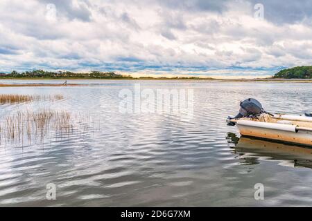 Skiff de pêche sur les eaux de fond, Niantic, Connecticut , octobre 2018. Banque D'Images