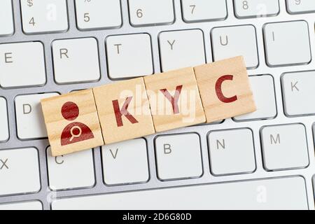 Lettrage KYC avec personnage abstrait sur le clavier. Banque D'Images