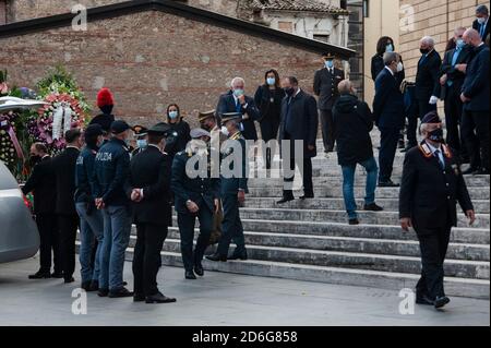 Cosenza, Italie. 16 octobre 2020. Les personnes qui se rendent sont présents à la cérémonie funéraire du gouverneur régional de Calabre, Jole Santelli, qui s'est tenue à l'église Saint-Nicolas de Cosenza.UNE cérémonie funéraire du gouverneur régional de Calabre, Jole Santelli (FI-EPP), a eu lieu à l'église Saint-Nicolas de Cosenza par l'archevêque de Cosenza-Bisignano Mons. Francesco Nolé. Le Premier ministre Giuseppe Conte, le ministre de l'intérieur Luciana Lamorgese, la présidente du Sénat Elisabetta Casellati et d'autres politiciens ont assisté à la cérémonie funéraire. Crédit : SOPA Images Limited/Alamy Live News Banque D'Images