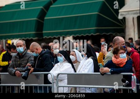 Cosenza, Italie. 16 octobre 2020. Les religieuses assistent à la cérémonie funèbre du gouverneur régional de Calabre Jole Santelli qui s'est tenue à l'église Saint-Nicolas à Cosenza.UNE cérémonie funèbre du gouverneur régional de Calabre Jole Santelli (FI-EPP) a eu lieu à l'église Saint-Nicolas à Cosenza par l'archevêque de Cosenza-Bisignano Mons. Francesco Nolé. Le Premier ministre Giuseppe Conte, le ministre de l'intérieur Luciana Lamorgese, la présidente du Sénat Elisabetta Casellati et d'autres politiciens ont assisté à la cérémonie funéraire. Crédit : SOPA Images Limited/Alamy Live News Banque D'Images