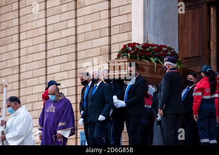 Cosenza, Italie. 16 octobre 2020. Le rôle du gouverneur régional de Calabre, Jole Santelli, est porté à l'extérieur de l'église Saint-Nicolas. UNE cérémonie funéraire du gouverneur régional de Calabre, Jole Santelli (FI-EPP), a été organisée à l'église Saint-Nicolas à Cosenza par l'archevêque de Cosenza-Bisignano Mons. Francesco Nolé. Le Premier ministre Giuseppe Conte, le ministre de l'intérieur Luciana Lamorgese, la présidente du Sénat Elisabetta Casellati et d'autres politiciens ont assisté à la cérémonie funéraire. Crédit : SOPA Images Limited/Alamy Live News Banque D'Images