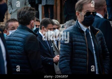 Cosenza, Italie. 16 octobre 2020. Le Premier ministre Giuseppe Conte (C) assiste à la cérémonie funéraire du gouverneur régional de Calabre Jole Santelli à Saint-Nicolas ChurchA la cérémonie funéraire du gouverneur régional de Calabre Jole Santelli (FI-EPP) a eu lieu à l'église Saint-Nicolas à Cosenza par l'archevêque de Cosenza-Bisignano Mons. Francesco Nolé. Le Premier ministre Giuseppe Conte, le ministre de l'intérieur Luciana Lamorgese, la présidente du Sénat Elisabetta Casellati et d'autres politiciens ont assisté à la cérémonie funéraire. Crédit : SOPA Images Limited/Alamy Live News Banque D'Images