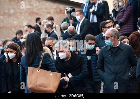 Cosenza, Italie. 16 octobre 2020. Le nouveau gouverneur temporaire Antonino Spirlì (C) assiste à la cérémonie funéraire du gouverneur régional de Calabre Jole Santelli à Saint-Nicolas ChurchA la cérémonie funéraire du gouverneur régional de Calabre Jole Santelli (FI-EPP) a eu lieu à l'église Saint-Nicolas à Cosenza par l'archevêque de Cosenza-Bisignano Mons. Francesco Nolé. Le Premier ministre Giuseppe Conte, le ministre de l'intérieur Luciana Lamorgese, la présidente du Sénat Elisabetta Casellati et d'autres politiciens ont assisté à la cérémonie funéraire. Crédit : SOPA Images Limited/Alamy Live News Banque D'Images