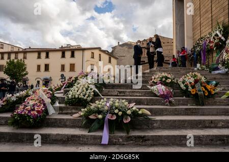 Cosenza, Italie. 16 octobre 2020. Des fleurs de couronne sont vues à l'extérieur de l'église Saint-Nicolas lors de la cérémonie funéraire du gouverneur régional de Calabre Jole Santelli.UNE cérémonie funéraire du gouverneur régional de Calabre Jole Santelli (FI-EPP) a eu lieu à l'église Saint-Nicolas à Cosenza par l'archevêque de Cosenza-Bisignano Mons. Francesco Nolé. Le Premier ministre Giuseppe Conte, le ministre de l'intérieur Luciana Lamorgese, la présidente du Sénat Elisabetta Casellati et d'autres politiciens ont assisté à la cérémonie funéraire. Crédit : SOPA Images Limited/Alamy Live News Banque D'Images