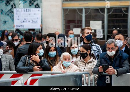 Cosenza, Italie. 16 octobre 2020. Les personnes qui se rendent sont présents à la cérémonie funéraire du gouverneur régional de Calabre, Jole Santelli, qui s'est tenue à l'église Saint-Nicolas de Cosenza.UNE cérémonie funéraire du gouverneur régional de Calabre, Jole Santelli (FI-EPP), a eu lieu à l'église Saint-Nicolas de Cosenza par l'archevêque de Cosenza-Bisignano Mons. Francesco Nolé. Le Premier ministre Giuseppe Conte, le ministre de l'intérieur Luciana Lamorgese, la présidente du Sénat Elisabetta Casellati et d'autres politiciens ont assisté à la cérémonie funéraire. Crédit : SOPA Images Limited/Alamy Live News Banque D'Images