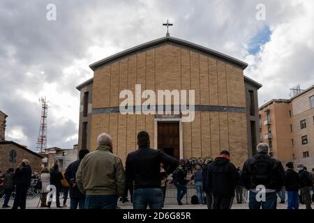 Cosenza, Italie. 16 octobre 2020. Les personnes qui se rendent sont présents à la cérémonie funéraire du gouverneur régional de Calabre, Jole Santelli, qui s'est tenue à l'église Saint-Nicolas de Cosenza.UNE cérémonie funéraire du gouverneur régional de Calabre, Jole Santelli (FI-EPP), a eu lieu à l'église Saint-Nicolas de Cosenza par l'archevêque de Cosenza-Bisignano Mons. Francesco Nolé. Le Premier ministre Giuseppe Conte, le ministre de l'intérieur Luciana Lamorgese, la présidente du Sénat Elisabetta Casellati et d'autres politiciens ont assisté à la cérémonie funéraire. Crédit : SOPA Images Limited/Alamy Live News Banque D'Images