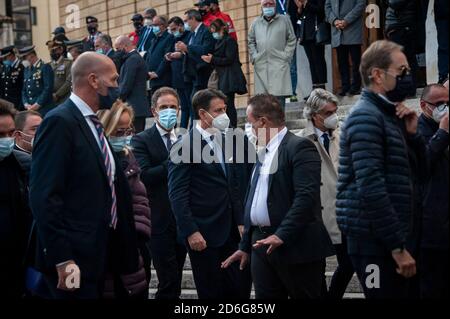 Cosenza, Italie. 16 octobre 2020. Le Premier ministre Giuseppe Conte (C) assiste à la cérémonie funéraire du gouverneur régional de Calabre Jole Santelli à Saint-Nicolas ChurchA la cérémonie funéraire du gouverneur régional de Calabre Jole Santelli (FI-EPP) a eu lieu à l'église Saint-Nicolas à Cosenza par l'archevêque de Cosenza-Bisignano Mons. Francesco Nolé. Le Premier ministre Giuseppe Conte, le ministre de l'intérieur Luciana Lamorgese, la présidente du Sénat Elisabetta Casellati et d'autres politiciens ont assisté à la cérémonie funéraire. Crédit : SOPA Images Limited/Alamy Live News Banque D'Images