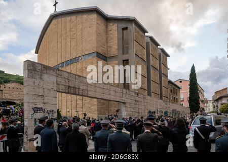 Cosenza, Italie. 16 octobre 2020. Les personnes qui se rendent sont présents à la cérémonie funéraire du gouverneur régional de Calabre, Jole Santelli, qui s'est tenue à l'église Saint-Nicolas de Cosenza.UNE cérémonie funéraire du gouverneur régional de Calabre, Jole Santelli (FI-EPP), a eu lieu à l'église Saint-Nicolas de Cosenza par l'archevêque de Cosenza-Bisignano Mons. Francesco Nolé. Le Premier ministre Giuseppe Conte, le ministre de l'intérieur Luciana Lamorgese, la présidente du Sénat Elisabetta Casellati et d'autres politiciens ont assisté à la cérémonie funéraire. Crédit : SOPA Images Limited/Alamy Live News Banque D'Images