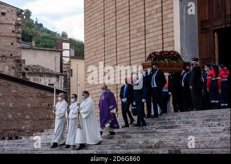 Cosenza, Italie. 16 octobre 2020. Le rôle du gouverneur régional de Calabre, Jole Santelli, est porté à l'extérieur de l'église Saint-Nicolas. UNE cérémonie funéraire du gouverneur régional de Calabre, Jole Santelli (FI-EPP), a été organisée à l'église Saint-Nicolas à Cosenza par l'archevêque de Cosenza-Bisignano Mons. Francesco Nolé. Le Premier ministre Giuseppe Conte, le ministre de l'intérieur Luciana Lamorgese, la présidente du Sénat Elisabetta Casellati et d'autres politiciens ont assisté à la cérémonie funéraire. Crédit : SOPA Images Limited/Alamy Live News Banque D'Images