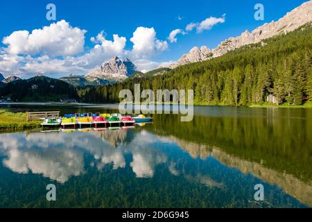 Lac Misurina, Lago di Misurina avec pédalos et le groupe de montagne Tre cime di Lavaredo se reflétant dans l'eau. Banque D'Images